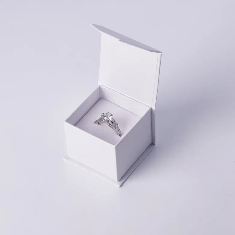 Pierścionek z białego złota z cyrkoniami